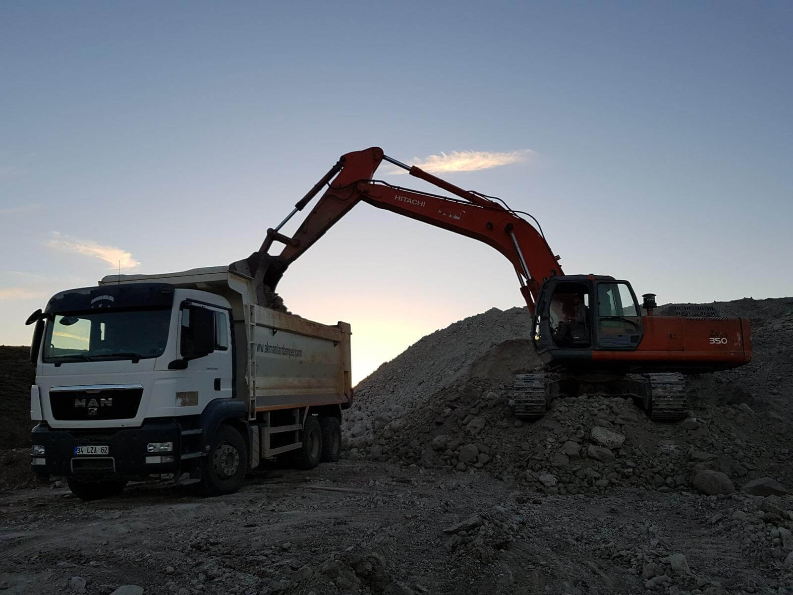 Kamyon ve ekskavatör ile toprak hafriyat ve yükleme