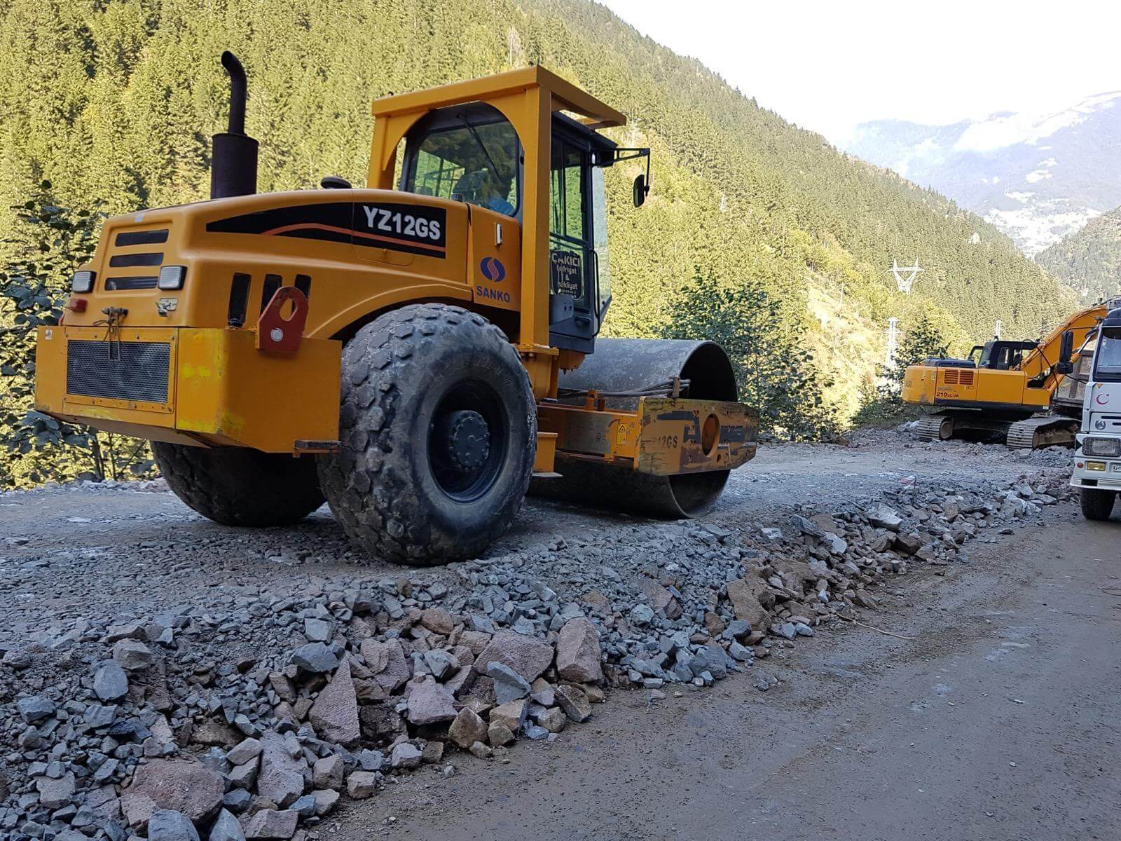 İş makineleri ile sahada altyapı çalışması