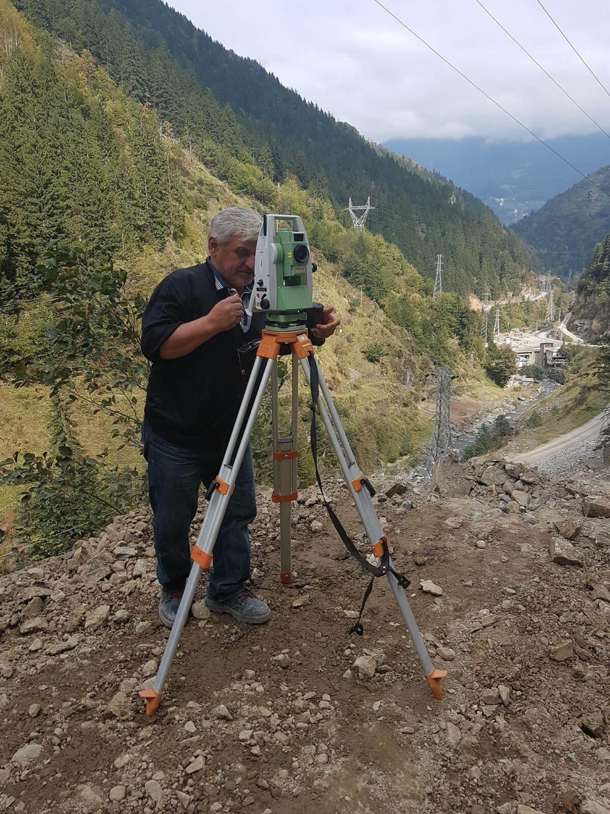 Sahada harita ve topografya ölçüm çalışması