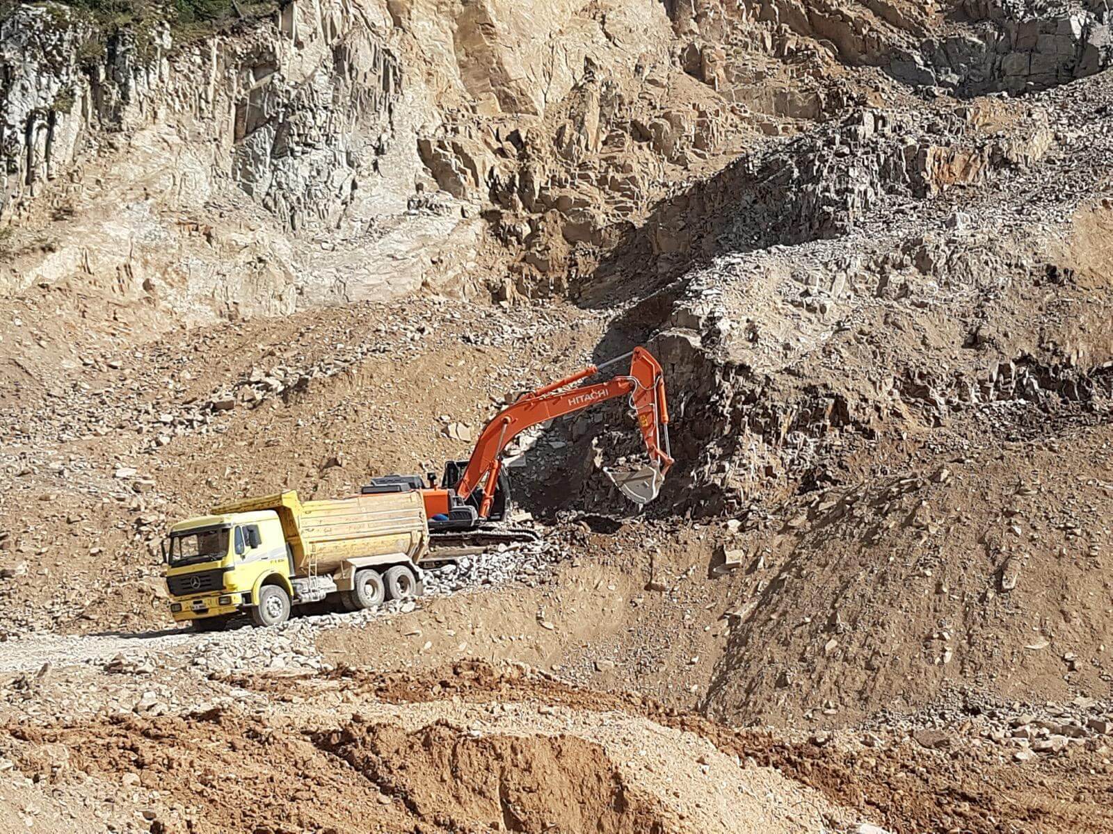 Kaya ocağında ekskavatör ve kamyon ile dolgu operasyonu