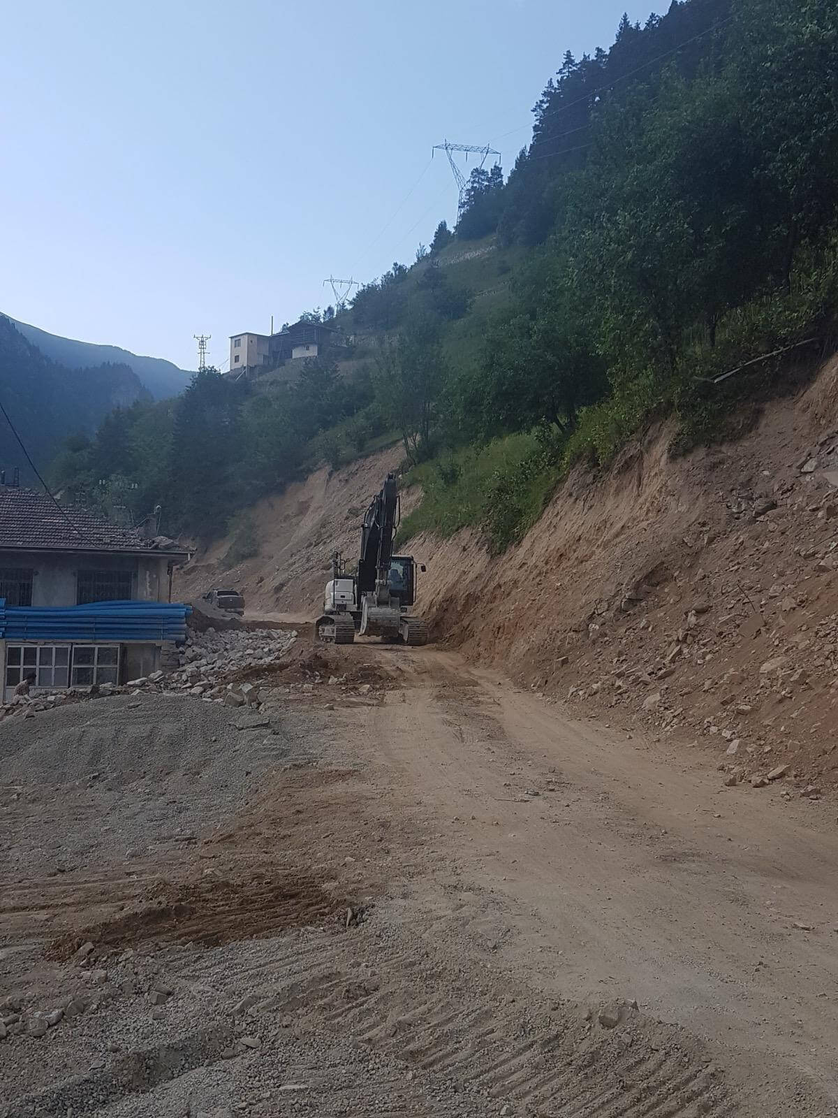 Mevcut yolun genişletilmesi için saha çalışması